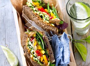 Una foto de Sándwich de verduras y paté de lentejas