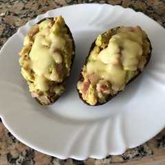 รูปของ Aguacate relleno de pollo y bacon