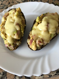 Una foto de Aguacate relleno de pollo y bacon