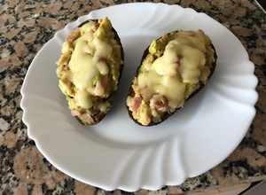 Foto principal de Aguacate relleno de pollo y bacon