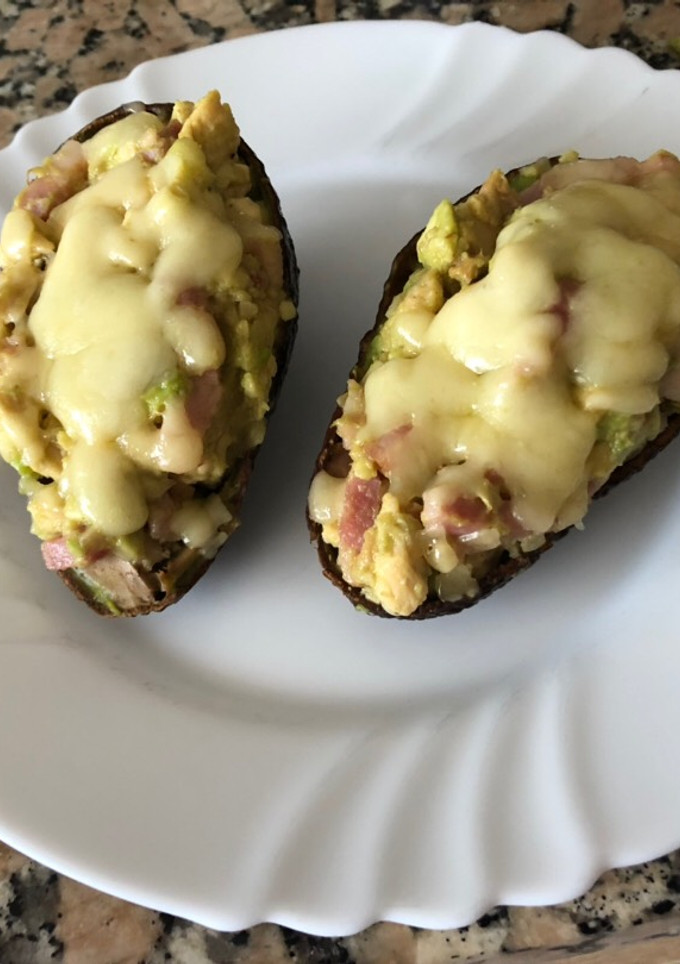 Una foto de Aguacate relleno de pollo y bacon