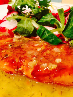 Una foto de Salmón picante en salsa de eneldo y naranjas