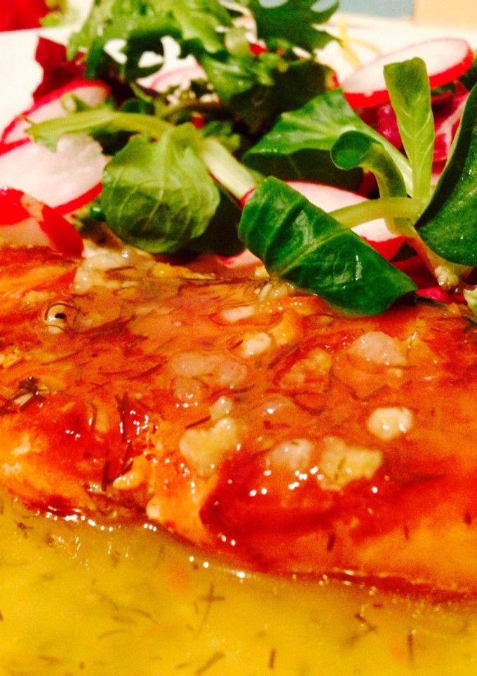 Una foto de Salmón picante en salsa de eneldo y naranjas