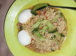 Foto resep Mie Rebus Brokoli Telor Rebus Setengah Matang Aini'Cooking
