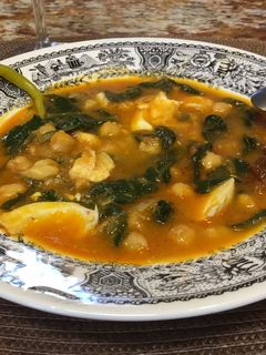 Una foto de Potaje de bacalao, garbanzos y espinacas