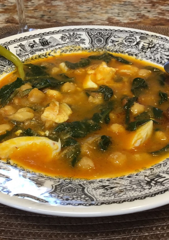 Una foto de Potaje de bacalao, garbanzos y espinacas