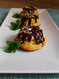 Una foto de Mini bizcochos de mascarpone con baño de ganache
