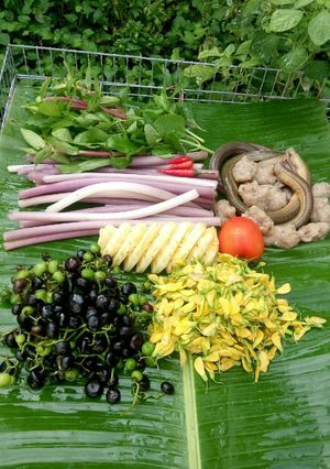 Hình của món Canh chua trái giác nấu lươn và chả cá.