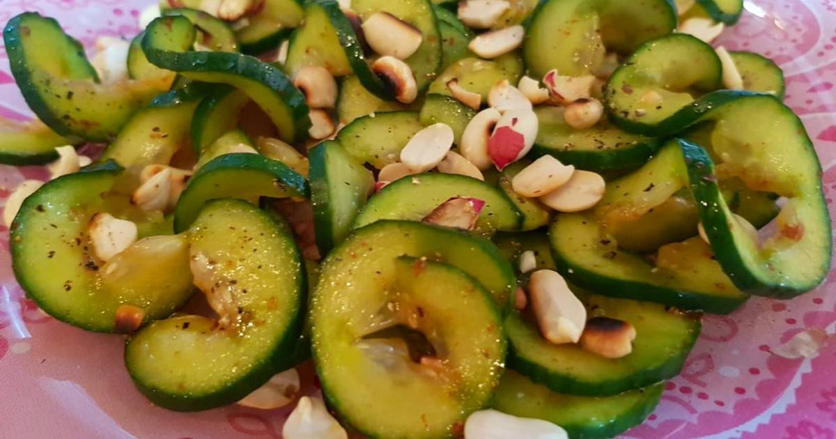 Салат с огурцом арахисом. Салат с арахисом. Салат огурцы кинза. Огурец и арахис. Салат с огурцом арахисом.