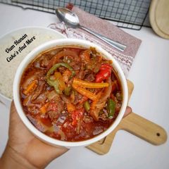Shredded beef sauce with veggies A picture of Shredded beef sauce with veggies.