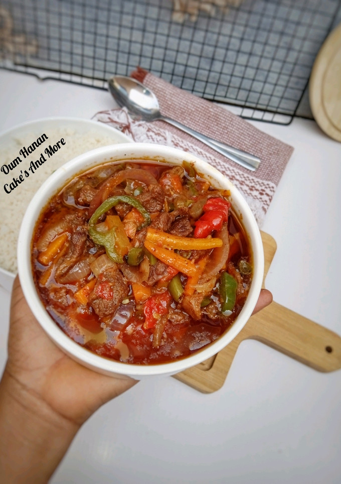 A picture of Shredded beef sauce with veggies.