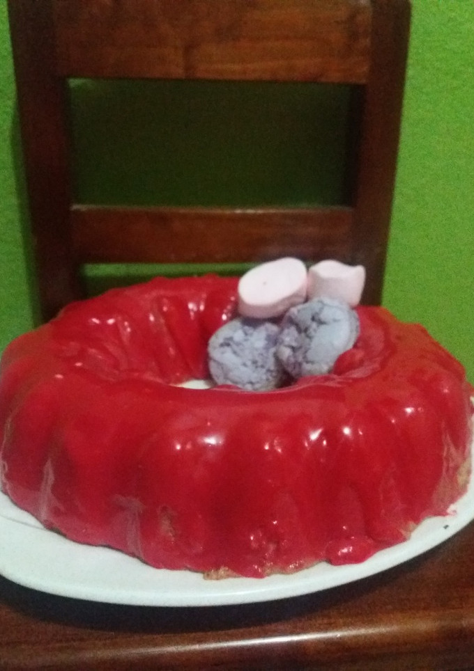 Una foto de Mousse de piloncillo, rellena de jelly de  tejocote con guayaba