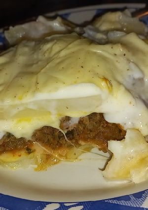 Una foto de Pastel de papa con carne y salsa blanca