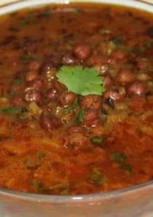 A picture of Kala chana curry.