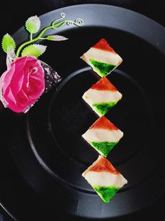 तिरंगा मावा बर्फी (tiranga Mawa Barfi recipe in Hindi) रेसिपी मुख्य फोटो