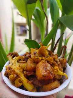 फ्राइड गोभी आलू की सब्जी (Fried Gobhi aloo ki sabzi recipe in hindi) रेसिपी मुख्य फोटो