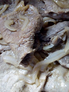 Una foto de Bisteces de res encebollados