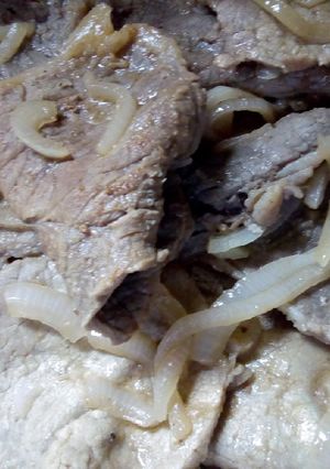 Una foto de Bisteces de res encebollados