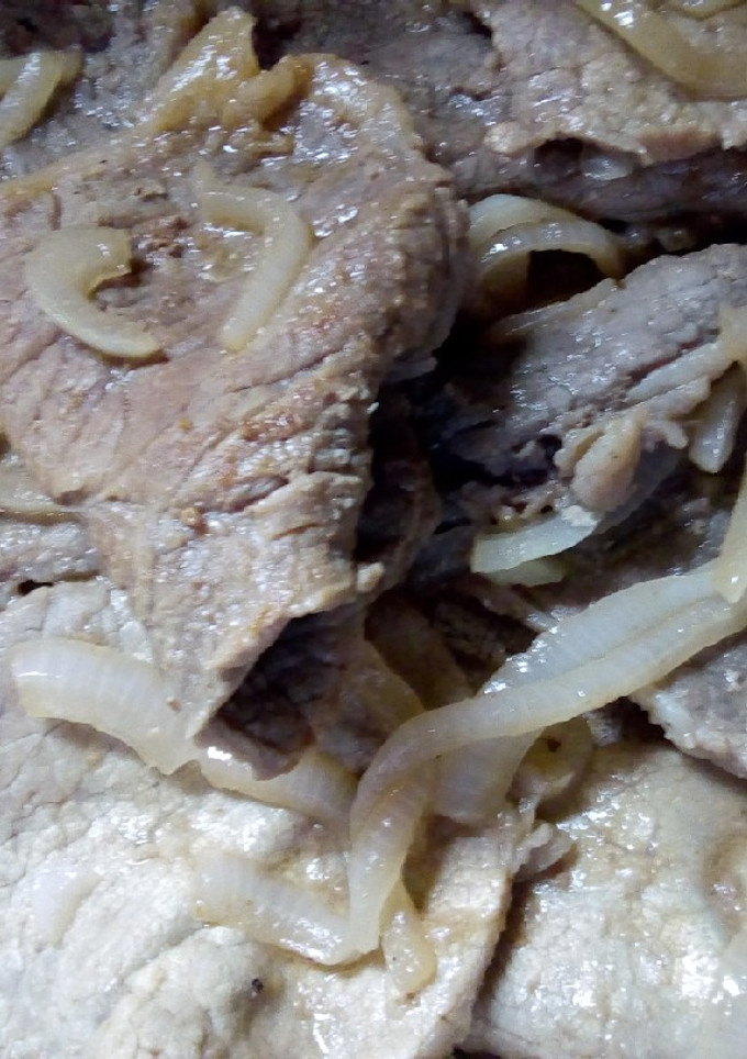 Una foto de Bisteces de res encebollados