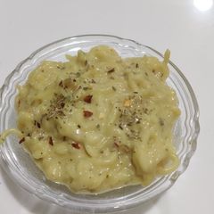A picture of Cheesy maggi.