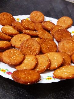 बिस्कुट तिल पुआ (biscuit til pua recipe in Hindi) रेसिपी मुख्य फोटो