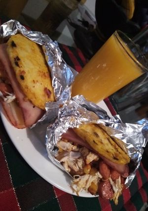 Una foto de Arepita Rellena Casera