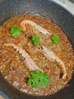 Una foto de Paella de calamar y cigalas