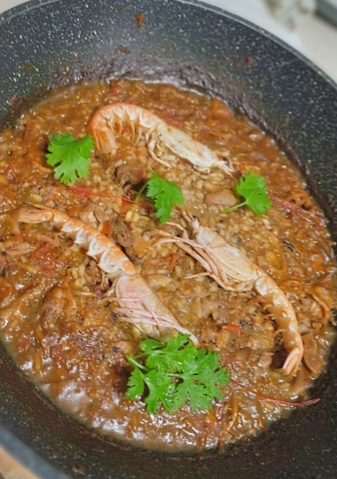 Una foto de Paella de calamar y cigalas