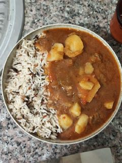 Una foto de Arroz con carne guisada y patatas