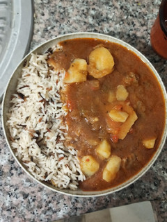 Una foto de Arroz con carne guisada y patatas