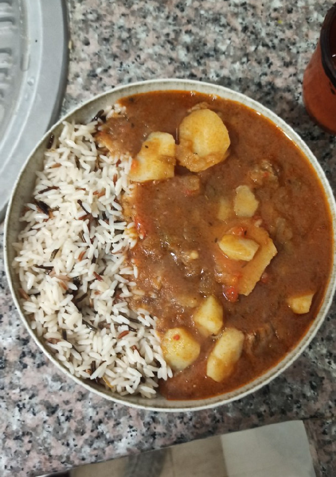 Una foto de Arroz con carne guisada y patatas