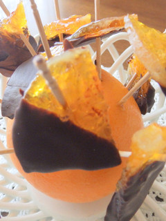 Una foto de Bombones de naranja confitada