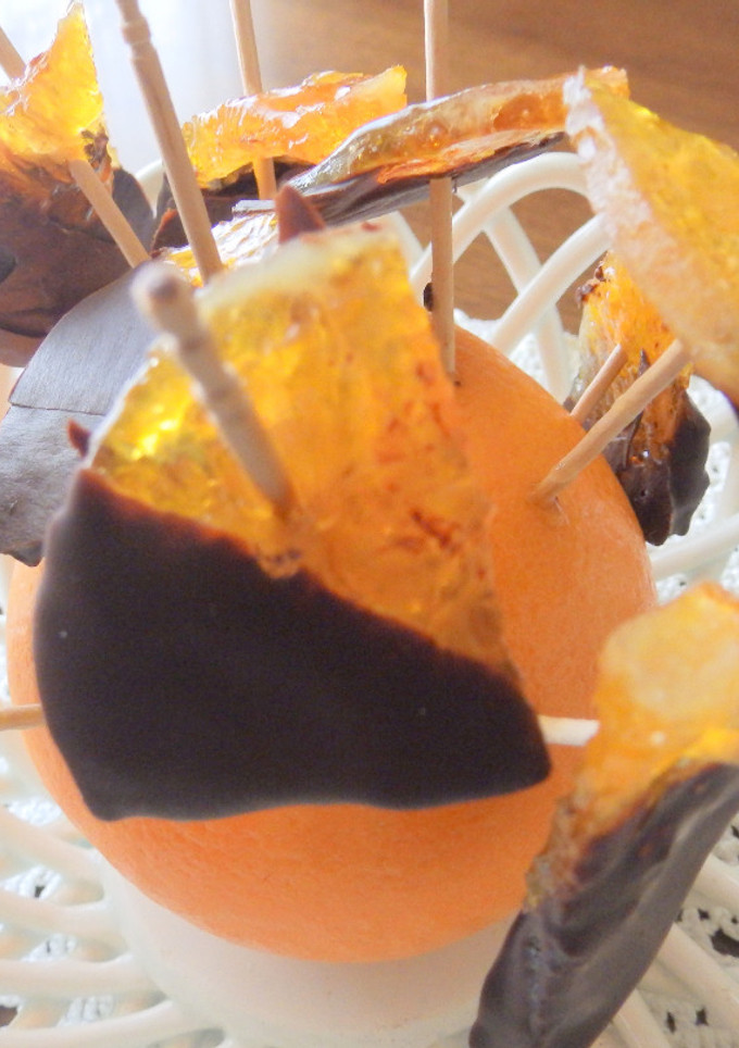 Una foto de Bombones de naranja confitada