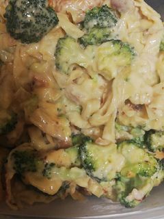 Una foto de Macarrones con brócoli, pollo y queso cheddar