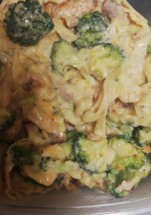 Una foto de Macarrones con brócoli, pollo y queso cheddar