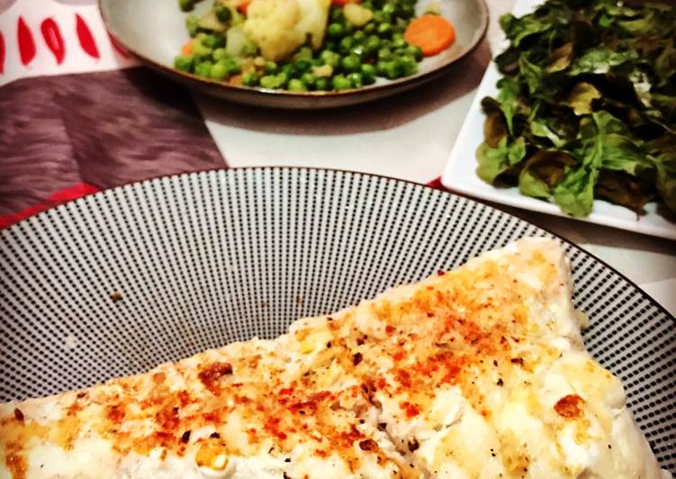 Merluza a la parrilla con guarnición de verduras y espinacas crujientes