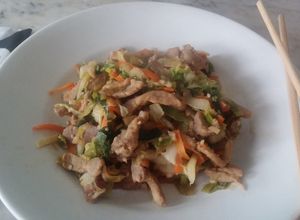 Una foto de Wok de Cerdo agridulce con Col China