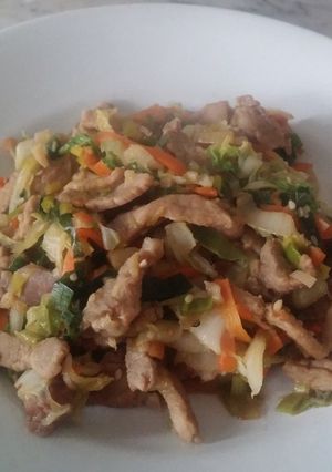 Una foto de Wok de Cerdo agridulce con Col China