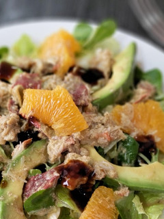 Una foto de Ensalada de buey de mar con naranja y aguacate