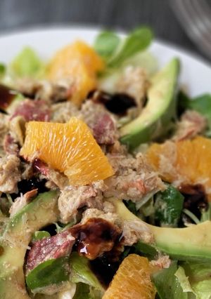 Una foto de Ensalada de buey de mar con naranja y aguacate