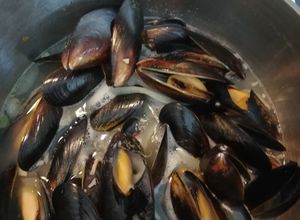 Una foto de Mejillones con vino blanco