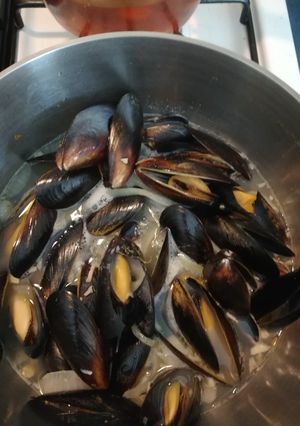 Una foto de Mejillones con vino blanco