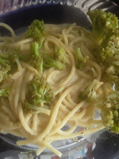 Una foto de Espaguetis🍝 con salsa de berenjena 🍆ahumada y brócoli🥦salteado
