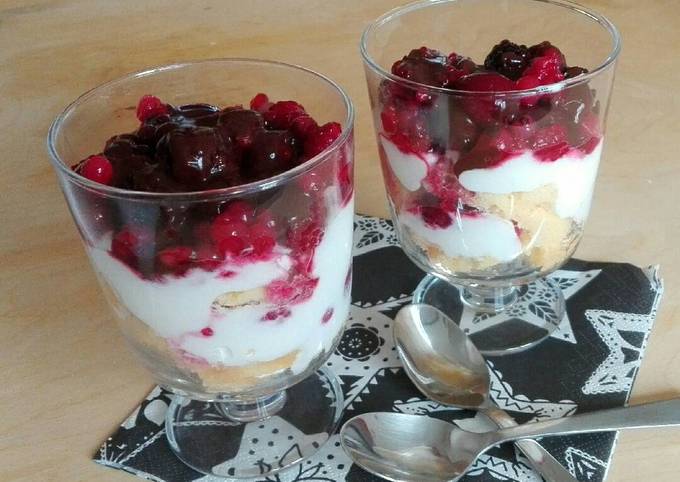 Joghurtos-erdei gyümölcsös pohárkrém recept foto
