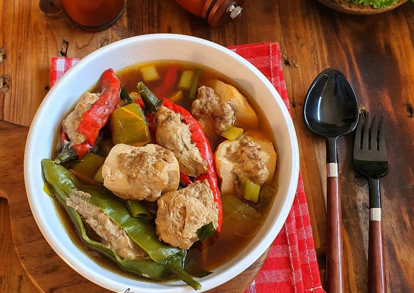 Tahu isi dan paprika dengan daging sapi yang dimasak dengan saus