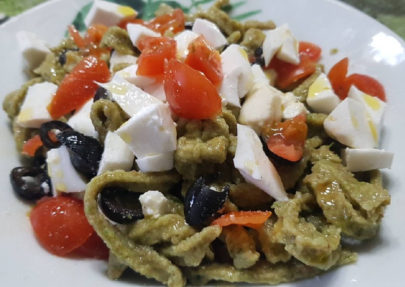 Ensalada de pasta fresca integral de espinacas