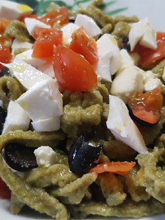 Una foto de Ensalada de pasta fresca integral de espinacas