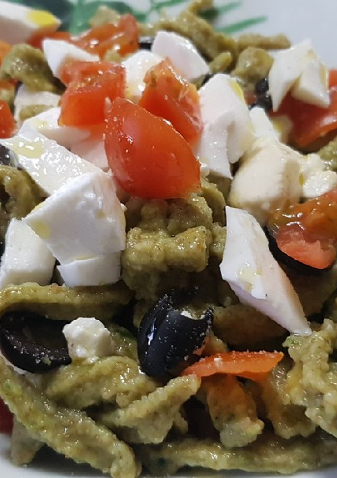 Una foto de Ensalada de pasta fresca integral de espinacas