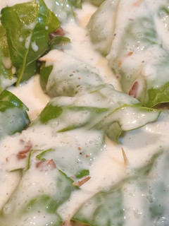 Una foto de Paquetes de acelga rellenos con salsa blanca