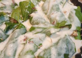 Paquetes de acelga rellenos con salsa blanca